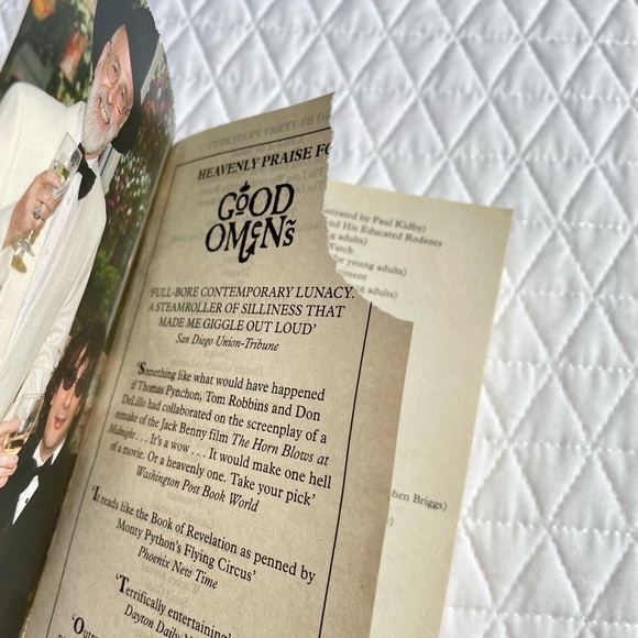 Good Omens by Terry Pratchett & Neil Gaiman - Picture 3 of 3